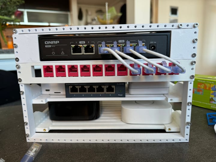 I Built a Mini Homelab media server rack